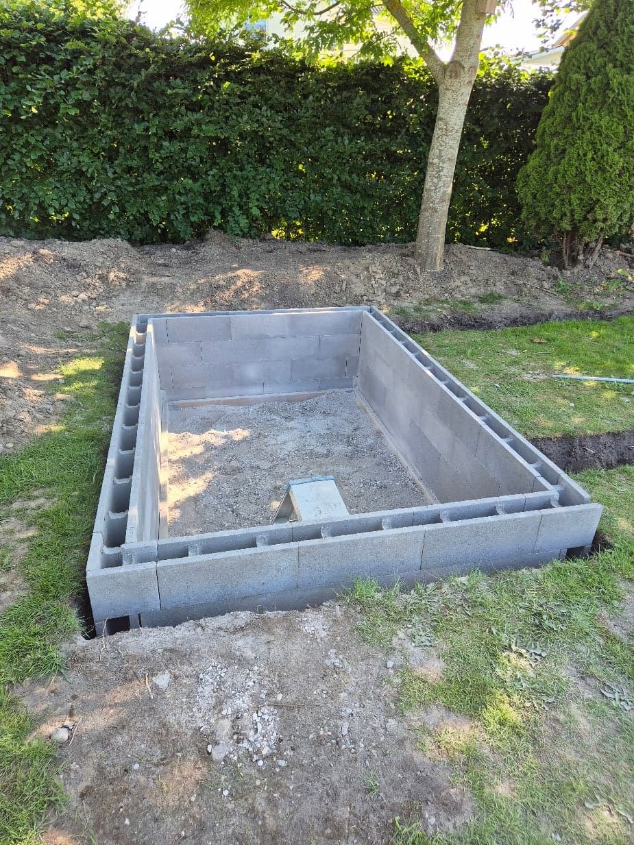 The foundation seen from the side